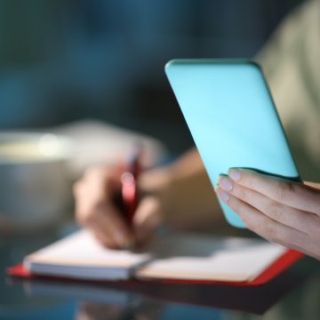 Reading an online report on mobile phone